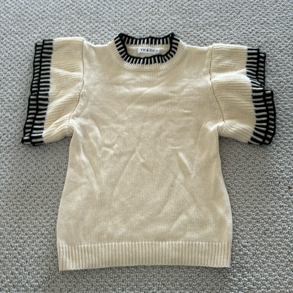 Knit ivory and black short sleeve detailed top